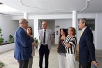 Muñoz visita el centro de Proyecto Hombre en Triana por su labor "fundamental" ante las drogodependencias