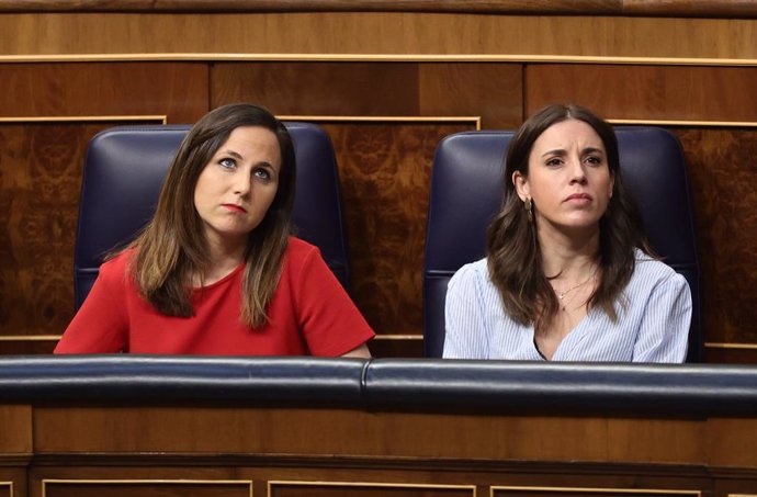 La ministra de Derechos Sociales y Agenda 2030, Ione Belarra (i), y la ministra de Igualdad, Irene Montero, en una sesión de control, en el Congreso de los Diputados, a 22 de junio de 2022, en Madrid (España). Se trata del primer pleno tras las eleccion