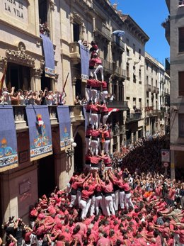 Las collas de Valls (Tarragona) recuperan los 'castells' de nueve pisos por Sant Joan