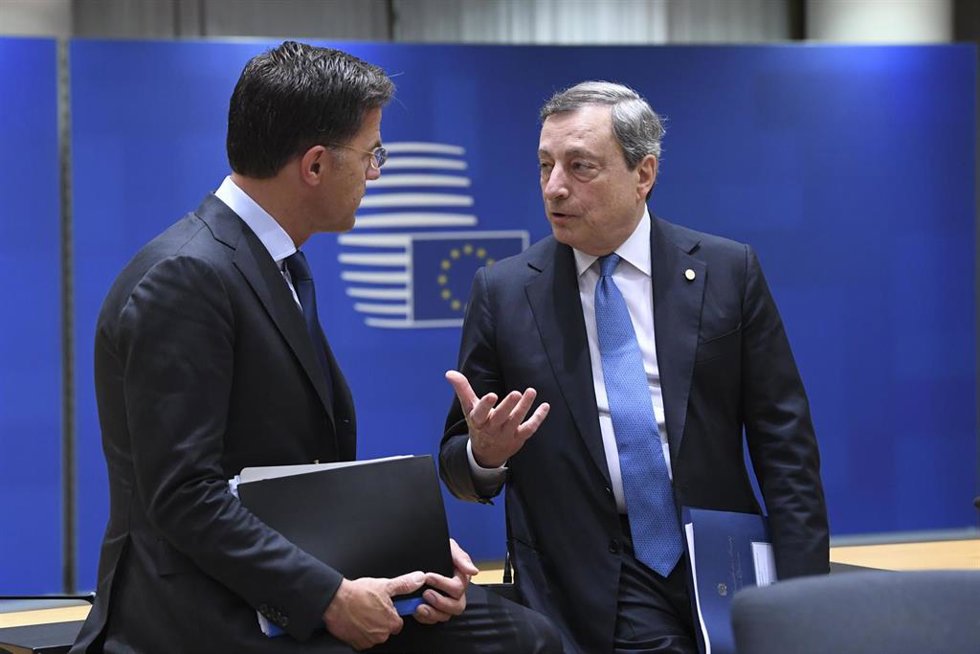 HANDOUT - 24 June 2022, Belgium, Brussels: Netherlands' Prime Minister Mark Rutte (L) speaks with Italian Prime Minister Mario Draghi ahead of a meeting of the European Council. Photo: -/European Council/dpa - ATTENTION: editorial use only and only if t