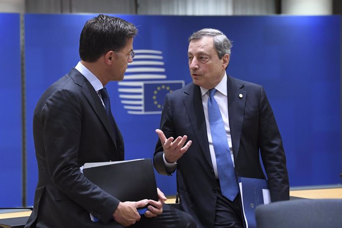 HANDOUT - 24 June 2022, Belgium, Brussels: Netherlands' Prime Minister Mark Rutte (L) speaks with Italian Prime Minister Mario Draghi ahead of a meeting of the European Council. Photo: -/European Council/dpa - ATTENTION: editorial use only and only if t