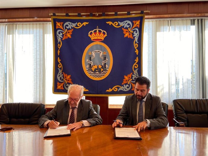El delegado de Zona Franca Cádiz, Fran González, y el presidente del Clúster Marítimo Naval de Cádiz, José Luis García-Zaragoza.