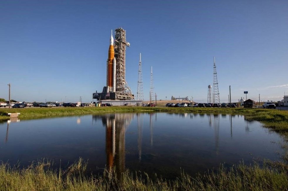 El cohete Luna Artemis I de la NASA, transportado sobre el transportador de orugas 2, a medida que se acerca a la plataforma de lanzamiento 39B en el Centro Espacial Kennedy de la agencia en Florida