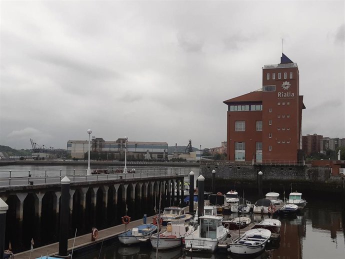 Cielo muy nuboso en Portugalete, en Bizkaia.