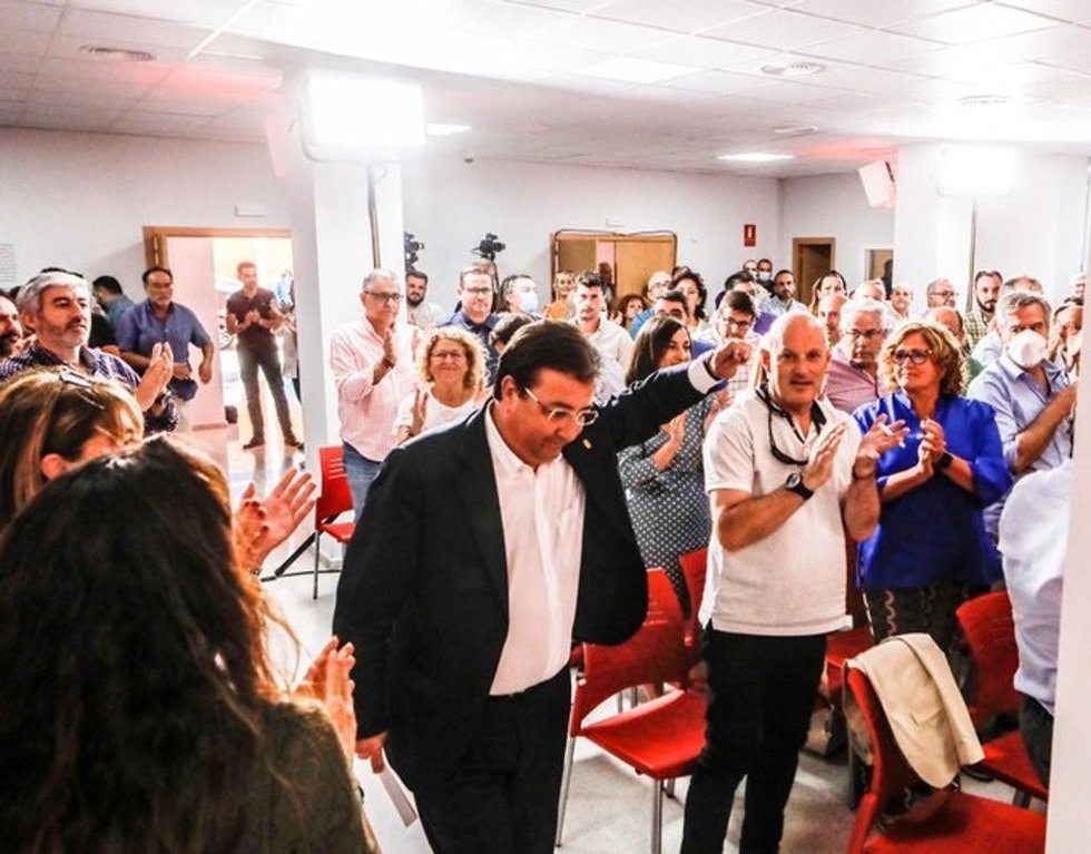 El secretario general del PSOE de Extremadura, Guillermo Fernández Vara, en el inicio del Comité Regional de la formación tras su anuncio de que está a disposición del partido para volver a encabezar las listas a las próximas elecciones autonómicas
