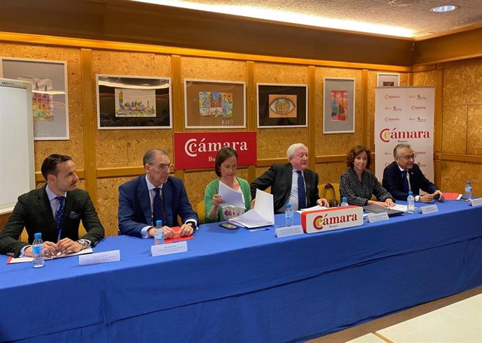 María Pettit, en el acto de constitución de la Cámara de Comercio de Burgos que seguirá presidiendo el burgalés Antonio Miguel Méndez Pozo.