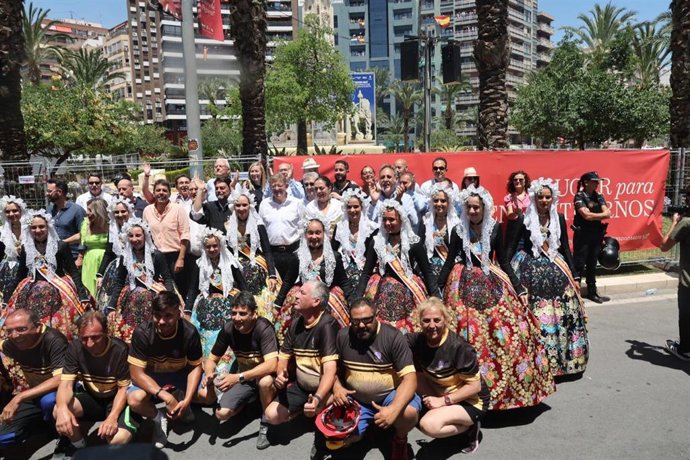 Autoridades durante la última 'masclet' de Fogueres