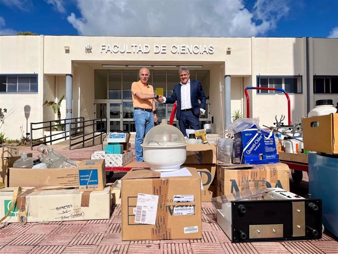 Donación de materiales de Sport City Cádiz a la UCA.