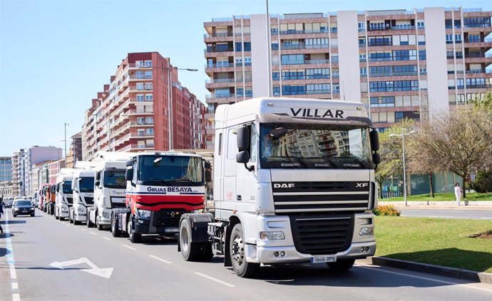 Archivo - Varios camiones participan en una marcha convocada desde el polígono de Raos hasta el Centro Botín el pasado mes de marzo