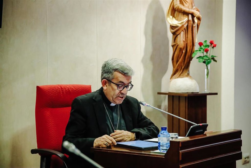 El secretario general y portavoz de la CEE, el arzobispo electo de Valladolid, Luis Argüell.,