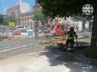 "Importante escape" de gas en la Ronda Histórica de Sevilla al perforar una tubería una máquina de obra