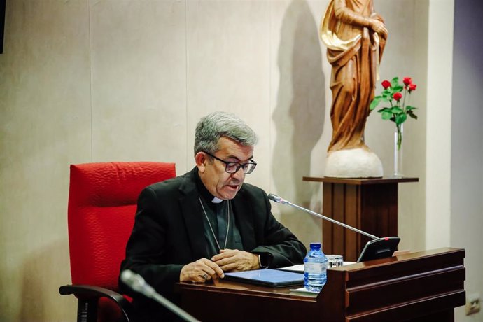 El arzobispo electo de Valladolid, Luis Argüello, interviene durante la 259 reunión de la Comisión Permanente de la Conferencia Episcopal Española (CEE), en la sede de la CEE, a 21 de junio de 2022, en Madrid (España). El objetivo de este encuentro es 