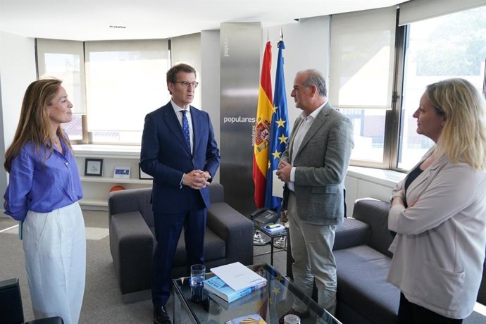 El líder del PP, Alberto Núñez Feijóo, y la vicesecretaria de Política Social, Carmen Navarro, se reúne con la plataforma del Tercer Sector. En Madrid,  24 de junio de 2022.