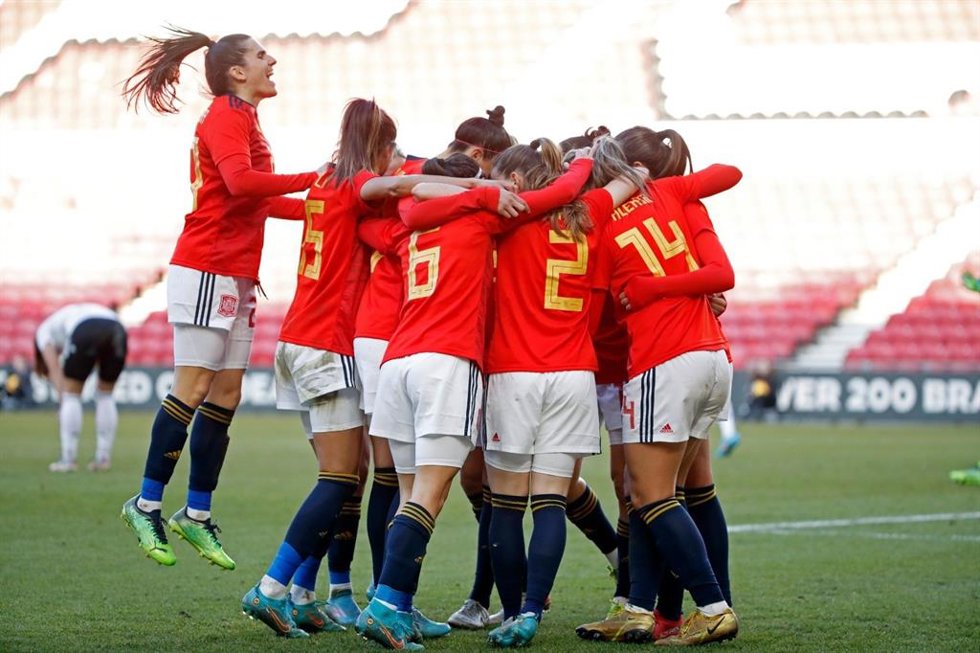Archivo - Las jugadoras de la selección española celebrando el gol de Alexia Putellas ante Alemania en el Arnold Clark Cup.