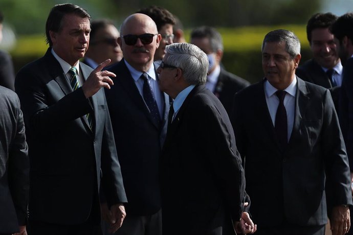 Archivo - El presidente brasileño, Jair Bolsonaro , y el exministro de Educación, Milton Ribeiro, y el jefe de Seguridad de la Presidencia, el general Augusto Heleno Ribeiro.