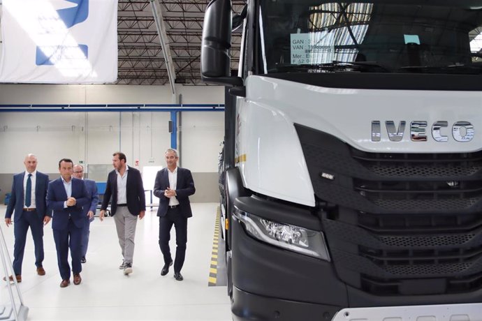 El alcalde de Valladolid, Óscar Puente, y representantes de Iveco, durante la inauguración del nuevo punto de servicio.