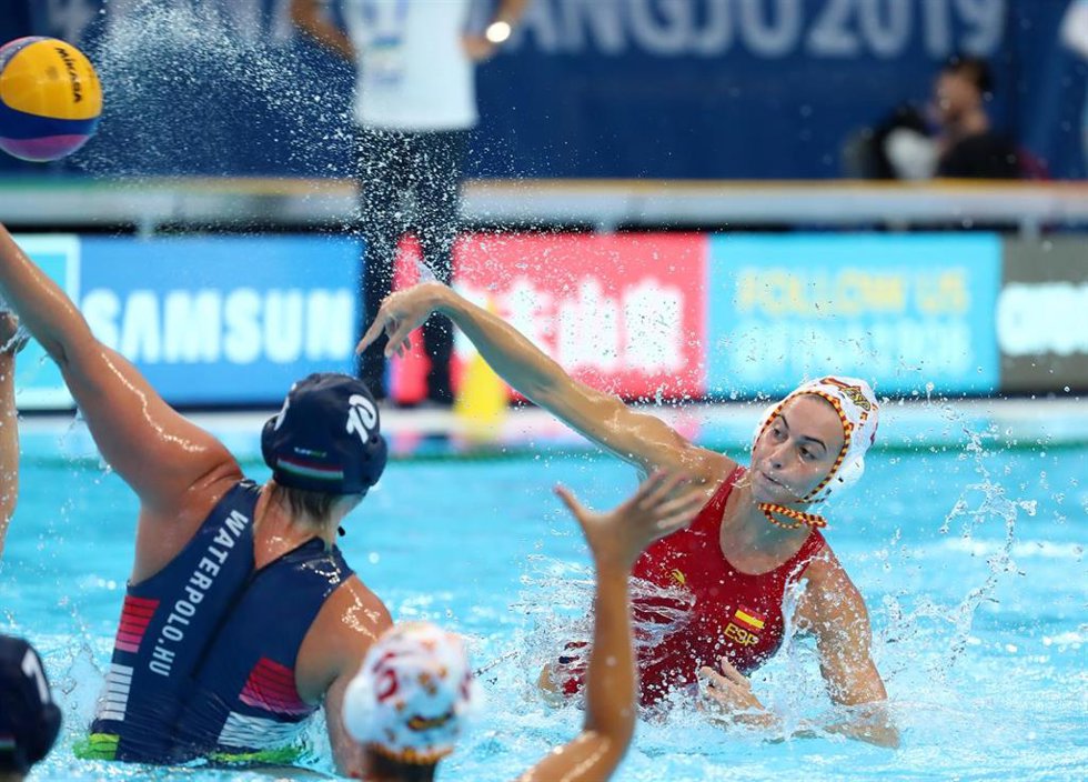 Archivo - La jugadora de waterpolo Beatriz Ortiz, en un partido con la selección española