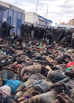 Subsaharianos tendidos en el suelo, varios de ellos moviéndose, en un video de la AMDH de Nador