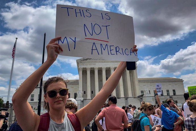 Activistas antiabortistas protestan ante el Tribunal Supremo de Estados Unidos. El Tribunal Supremo ha dictaminado que no existe el derecho constitucional al aborto en Estados Unidos.
