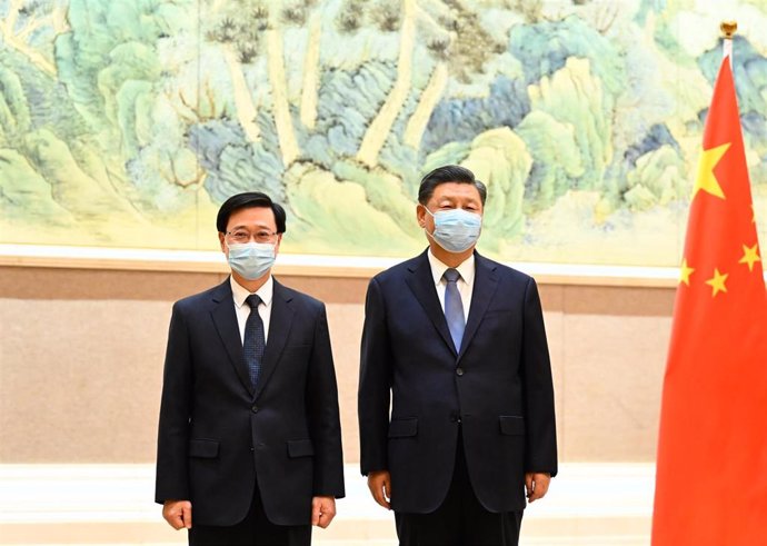 El jefe del Ejecutivo de Hong Kong, John Lee, junto con el presidente chino, Xi Jinping