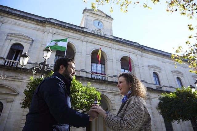 Archivo - Una pareja brinda con champán tras las 12 campanadas del mediodía del Ayuntamiento, a 31 de diciembre en Sevilla (Andalucía, España) (Foto de archivo).