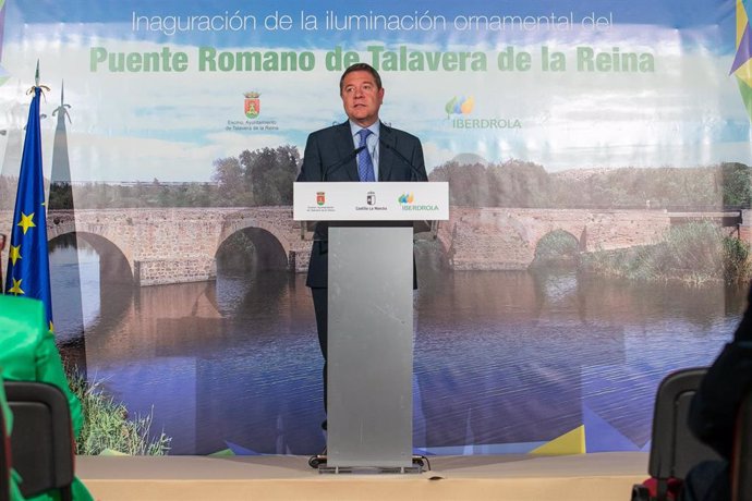 El presidente regional, Emiliano García-Page, ha inaugurado la nueva iluminación ornamental del Puente Romano