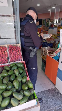 La Policía de la Generalitat detiene a 32 personas e investiga a otras 49 por robar 518 toneladas de fruta y verdura en los campos valencianos