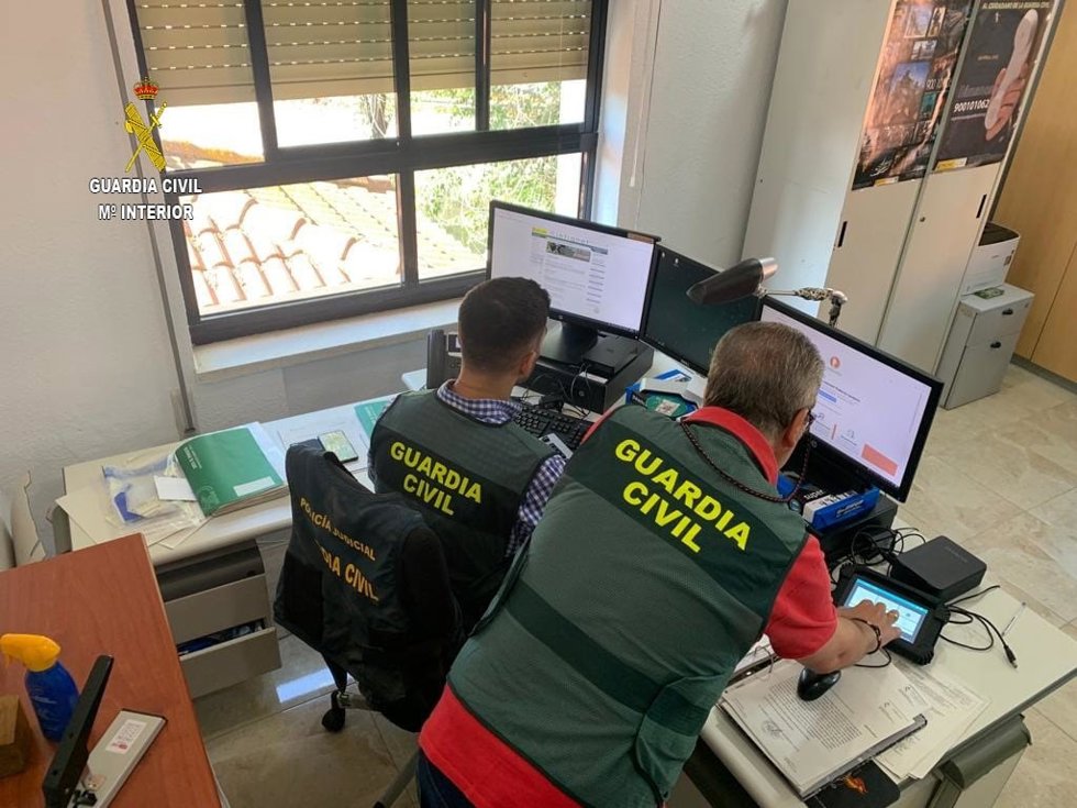 Investigadores de la Guardia Civil