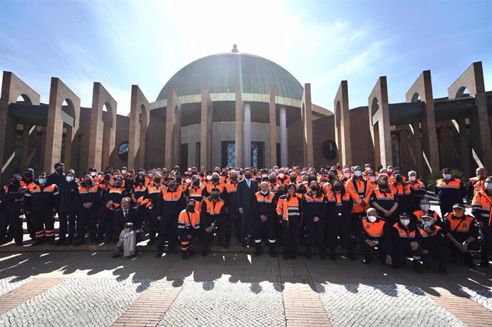 Archivo - Foto del presidente de la Junta con efectivos de Protección Civil