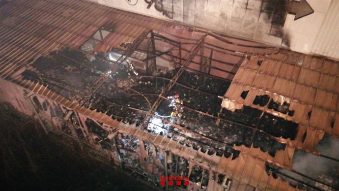 La nau industrial incendiada a Pallej (Barcelona)