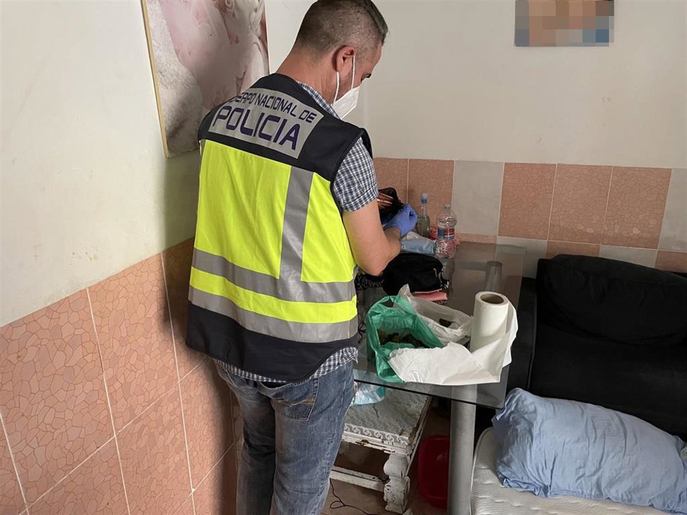 Nota De Prensa Y Fotografía:" La Policía Nacional Desmantela Varios Puntos De Venta De Droga Y Detiene A Cinco Personas"