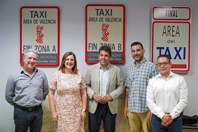 El presidente del PPCV, Carlos Mazón, presidente de la Asociación Gremial Provincial de auto-taxis de Valencia, Ismael Arráez