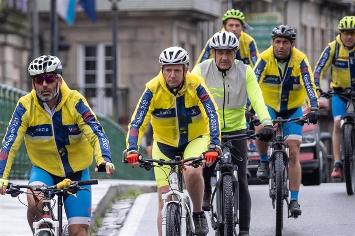 El presidente de la Xunta, Alfonso Rueda, a su paso por Caldas de Reis mientras hace el Camino en bicicleta