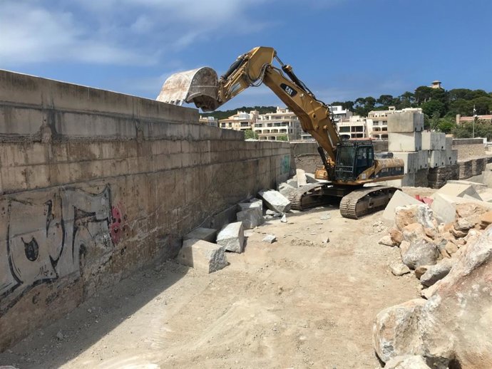 Obras de refuerzo del dique de Cala Rajada