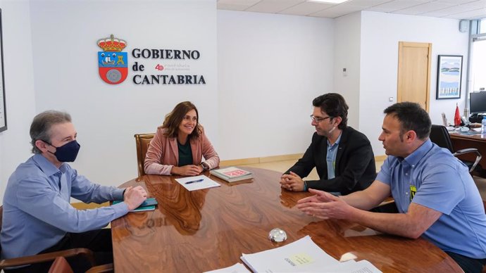 La consejera de Presidencia, Interior, Justicia y Acción Exterior, Paula Fernández Viaña, recibe a los representantes de los Colegios Profesionales de Ingenieros e Ingenieros Técnicos en Informática de Cantabria