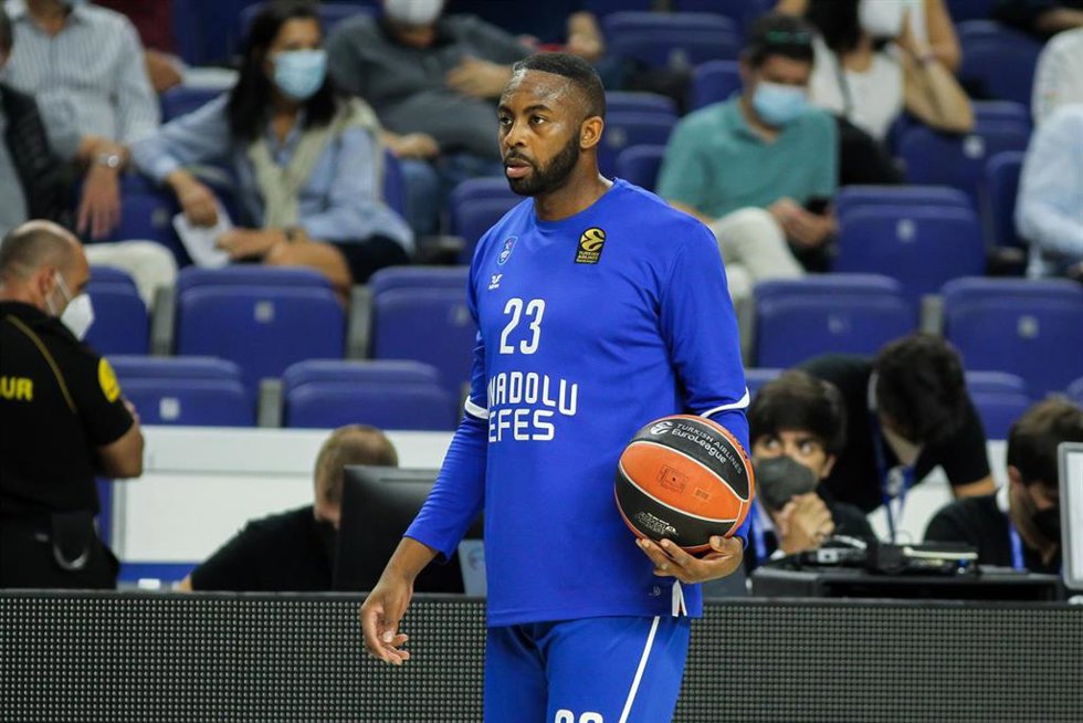 Archivo - James Anderson con Anadolu EFES