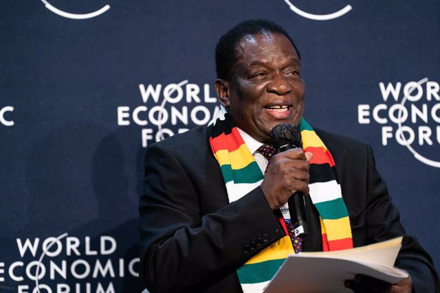 Archivo - HANDOUT - 24 May 2022, Switzerland, Davos: Emmerson Mnangagwa, President of Zimbabwe, attends the 'Unlocking New Investment and Services Markets' session at the World Economic Forum Annual Meeting in Davos-Klosters. Photo: Sikarin Fon Thanachaia