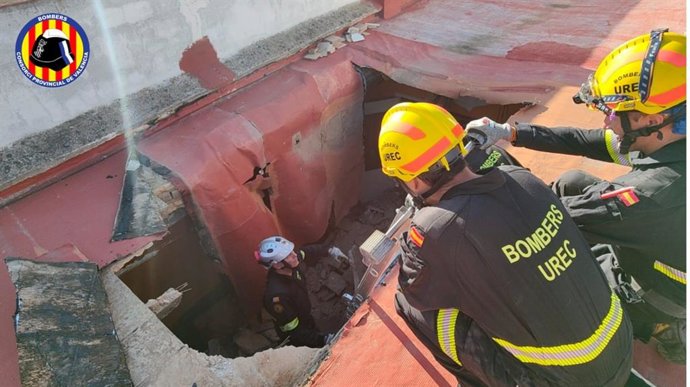 Colapsa el forjado del terrado de un edificio de Aldaia (Valencia) y cae al piso de abajo