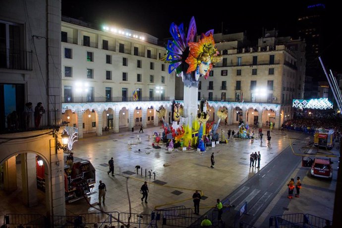 La hoguera oficial 'Ars Amandis' antes de la crem de las Hogueras de San Juan 2022, a 24 de junio de 2022