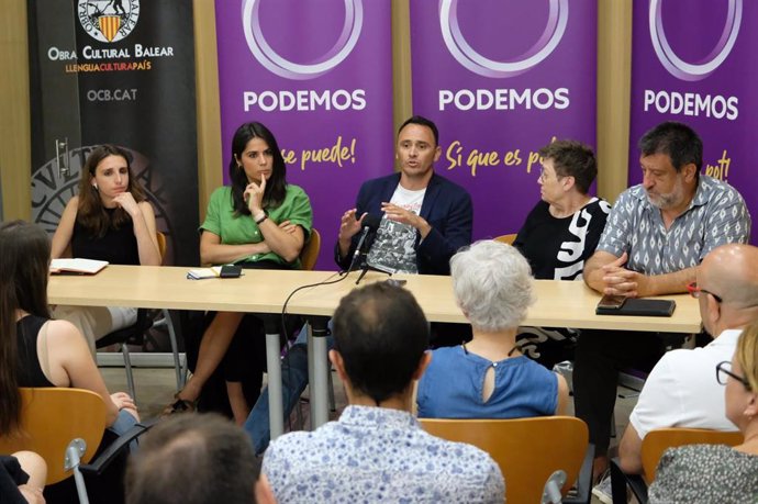 (I-D) Lucía Muñoz, Itxaso García, Roberto Sotomayor, Antnia Jover Y Jesús Jurado Durante El Acto 'Que No Jueguen Contigo'