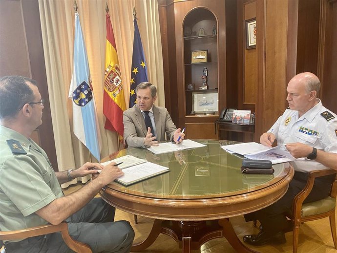 El delegado del Gobierno, José Miñones, con el jefe superior de Policía de Galicia, Ramón Gómez Nieto, y  el general jefe de la Guardia Civil en Galicia, Francisco Rodríguez