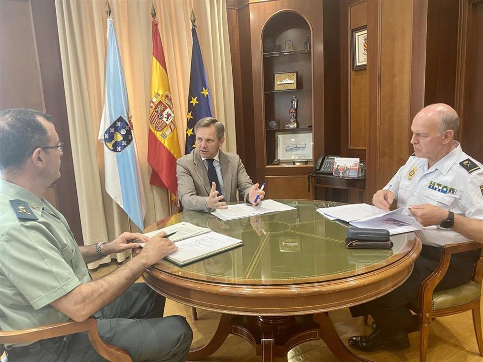 El delegado del Gobierno, José Miñones, con el jefe superior de Policía de Galicia, Ramón Gómez Nieto, y el general jefe de la Guardia Civil en Galicia, Francisco Rodríguez