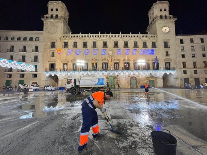 Un operario retira cenizas tras la 'Crem' de Fogueres