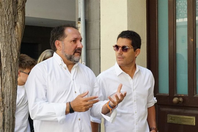 El candidat de Cs a l'alcaldia de Sant Joan Despí (Barcelona), José Luis Cerro, i el portaveu de Cs al Parlament, Nacho Martín Blanco