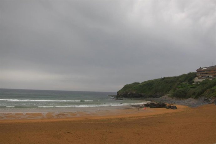 Archivo - Cielo muy nuboso en Zierbena (Bizkaia)