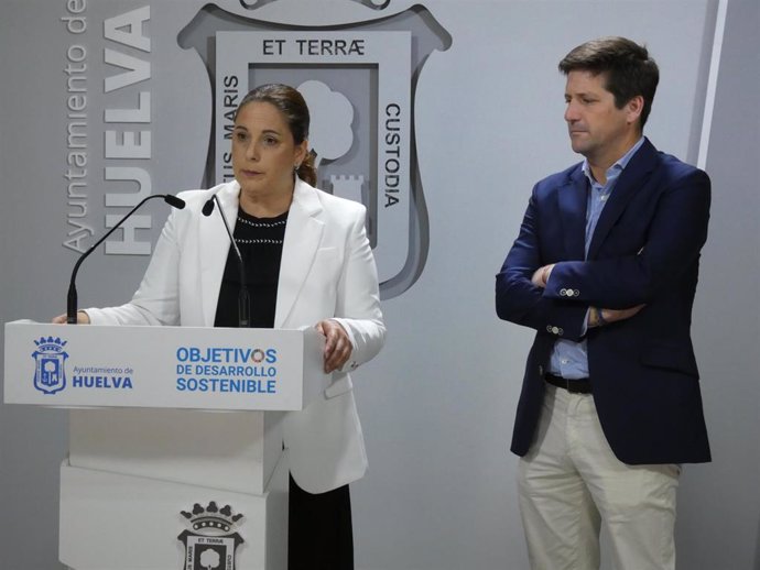 Noelia Álvarez, viceportavoz municipal de Cs en el Ayuntamiento de Huelva, junto al portavoz, Guillermo García de Longoria