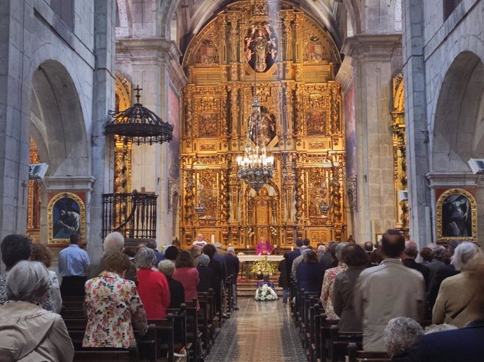 Funeral de José Luis Balbín en la Colegiata de Pravia.