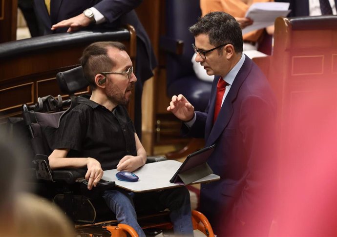 El portavoz de Unidas Podemos en el Congreso, Pablo Echenique (i), y el ministro de Presidencia, Félix Bolaños, conversan en una sesión de control, en el Congreso de los Diputados, a 22 de junio de 2022, en Madrid (España)