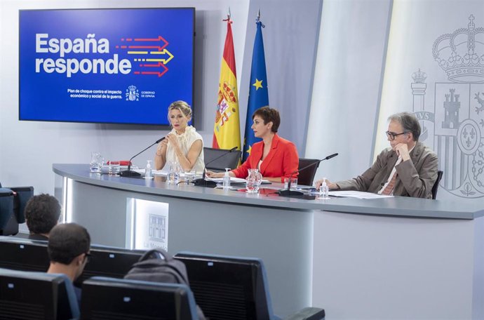 (I-D) La vicepresidenta segunda, Yolanda Díaz; la ministra Portavoz, Isabel Rodríguez y el ministro de Universidades, Joan Subirats, comparecen tras la reunión del Consejo de Ministros en Moncloa, a 21 de junio de 2022, en Madrid (España). 