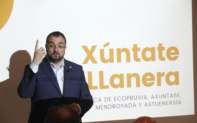 El presidente del Principado, Adrián Barbón, en la presentación de la comunidad energética de Llanera.